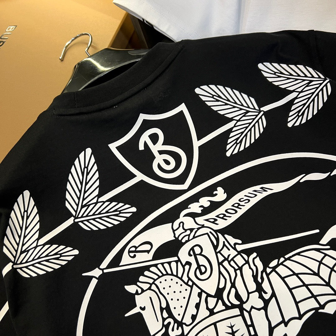 Schwarz-weißes T-Shirt