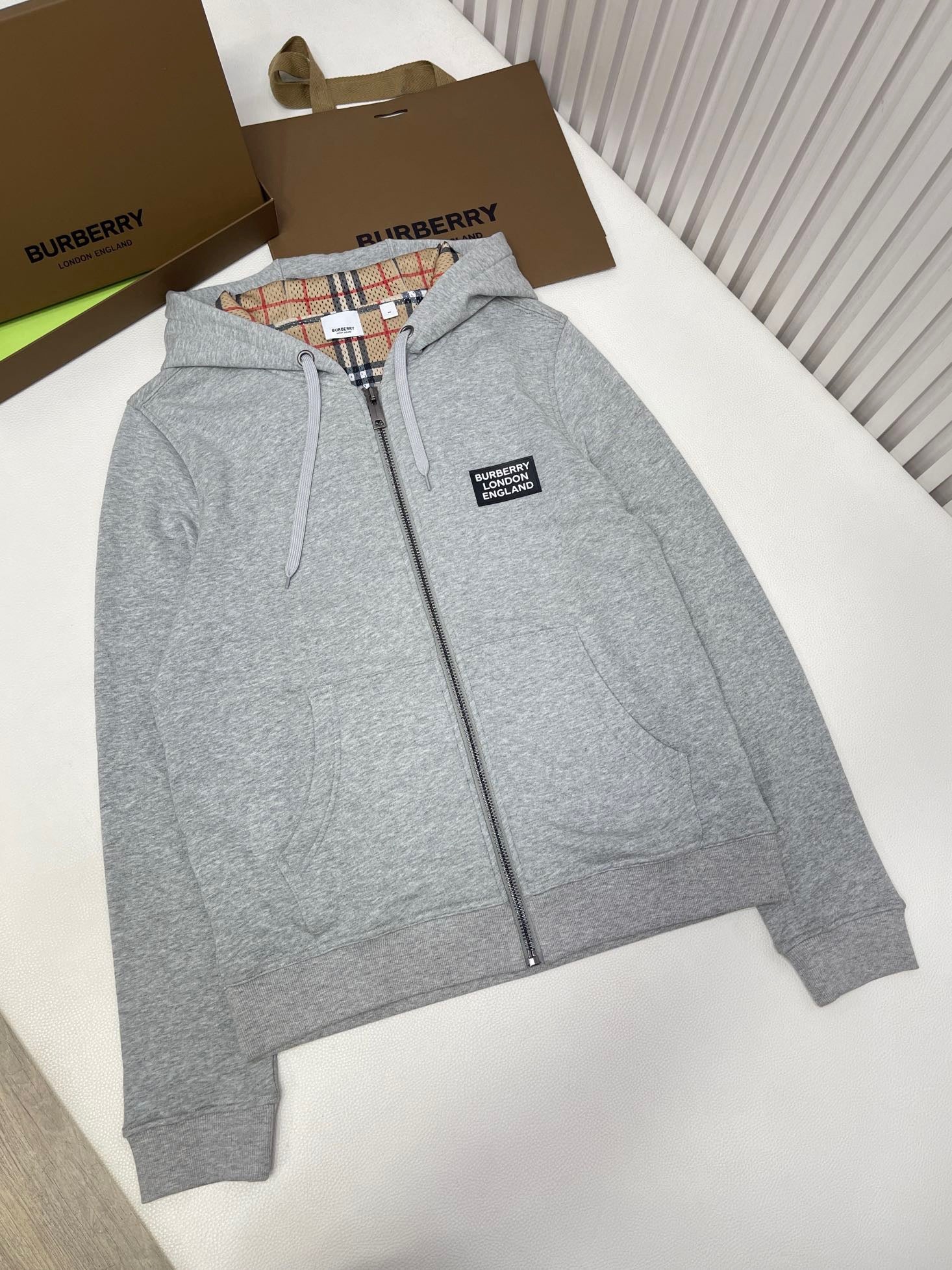 Schwarze und graue Jacke
