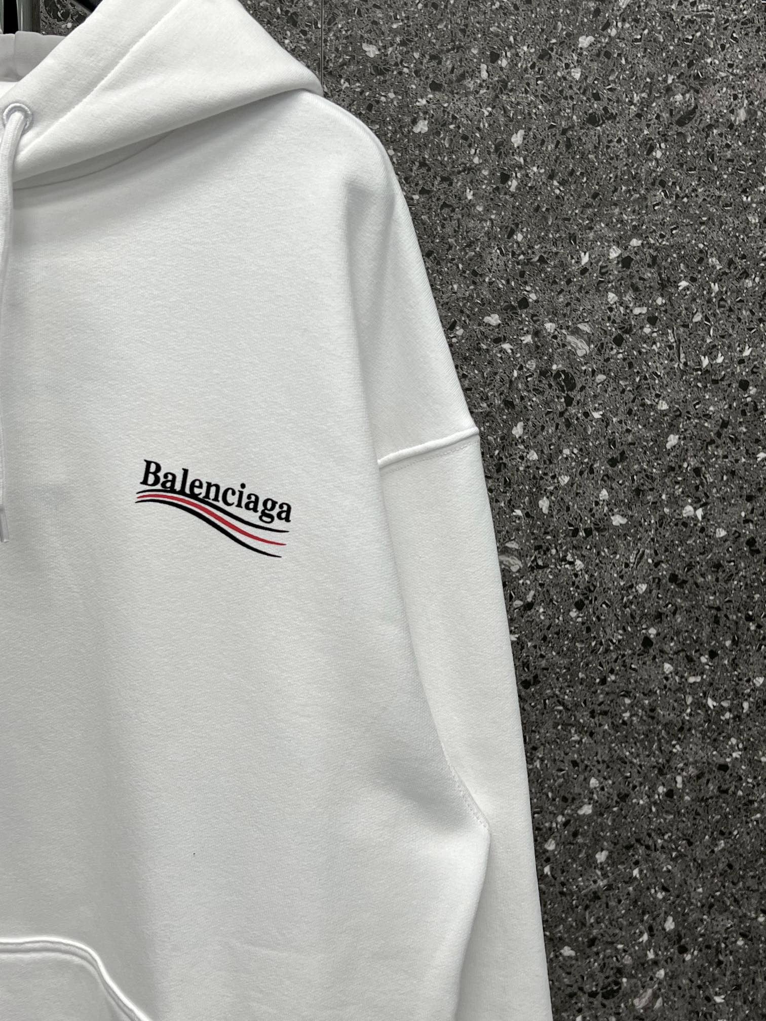 weißer und schwarzer Pullover mit einer Kapuze