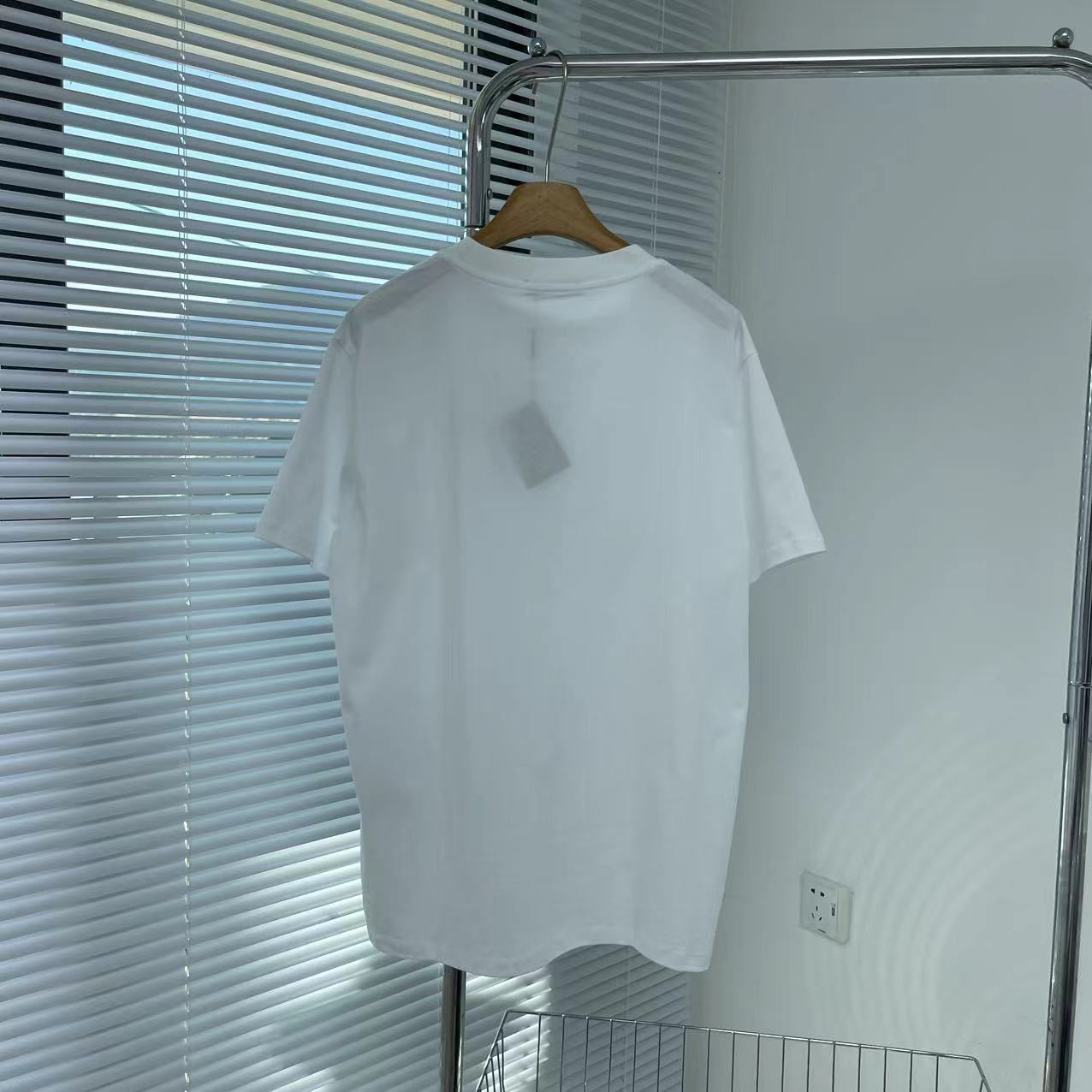 Schwarz-weißes T-Shirt