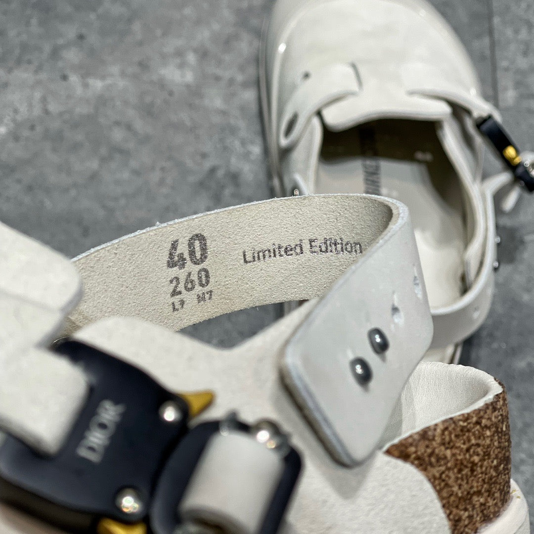 أحذية باللون الأسود والرمادي والأبيض العاجي