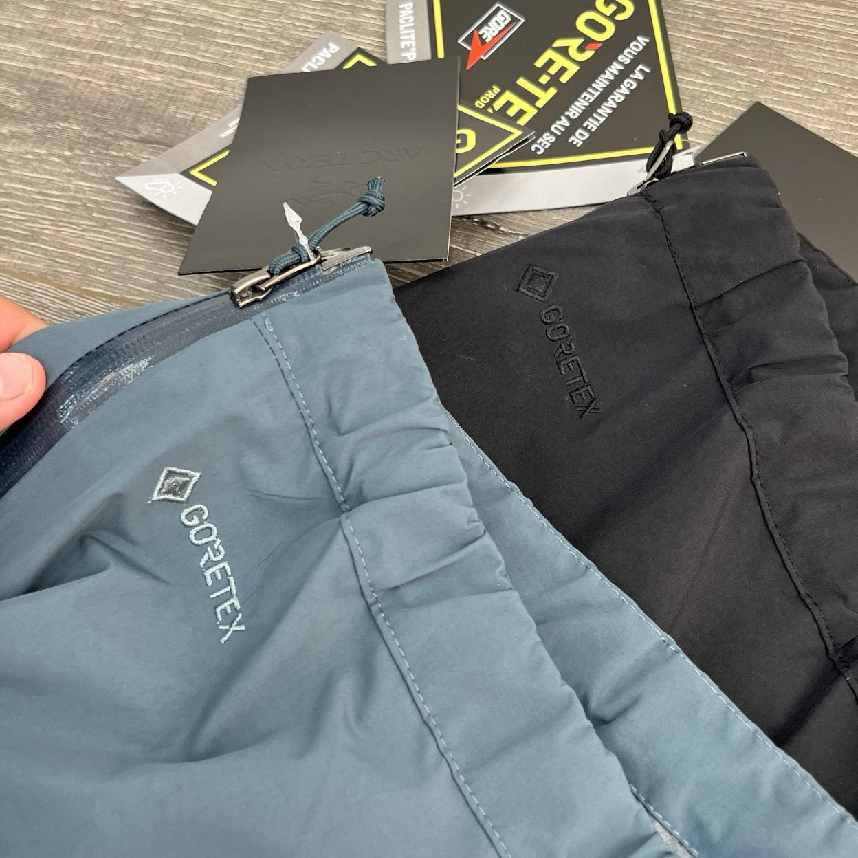 Blaue und schwarze Hose