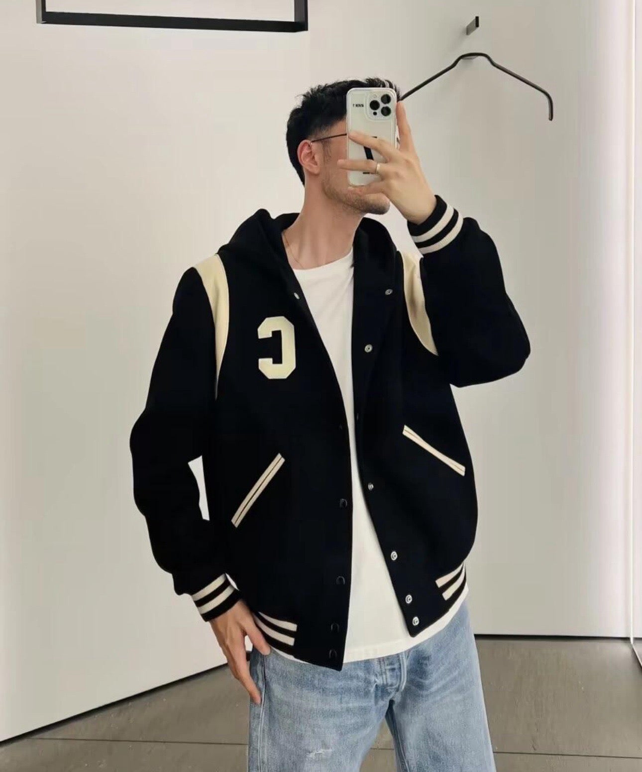 Schwarze weiße Jacke