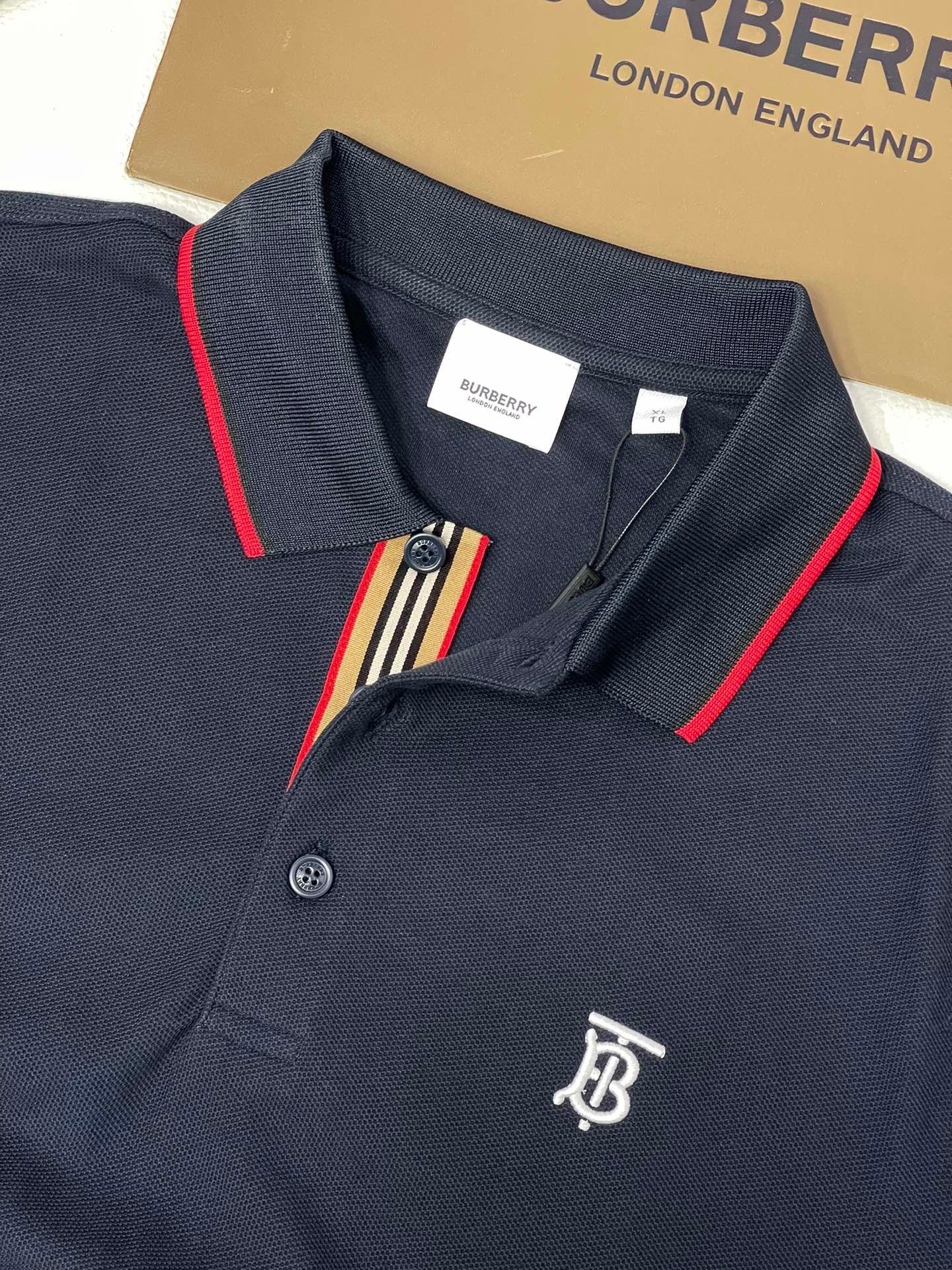 Poloshirt in Schwarz, Weiß, Marineblau und Hellblau