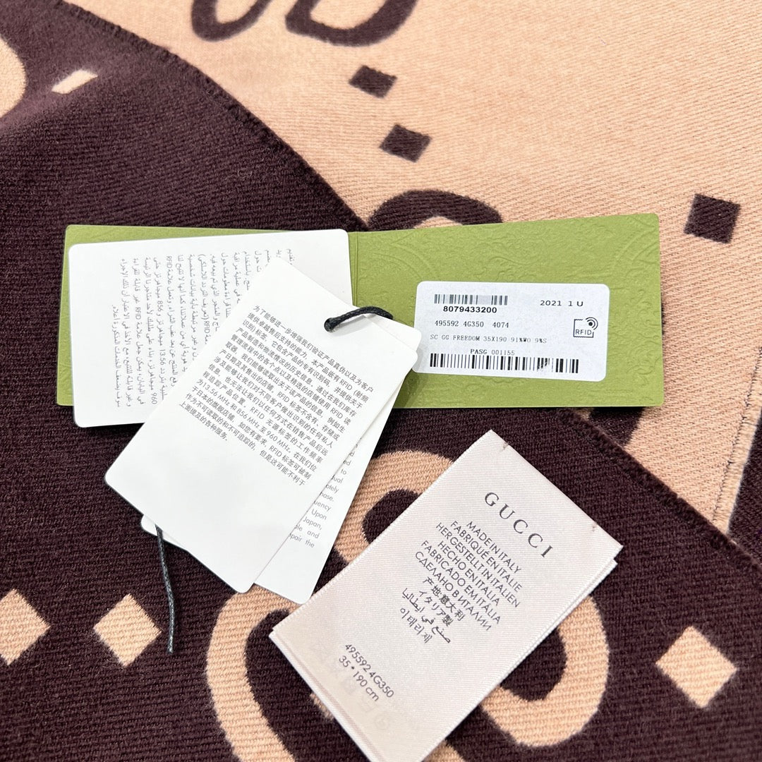 Bufanda color caqui rojo oscuro