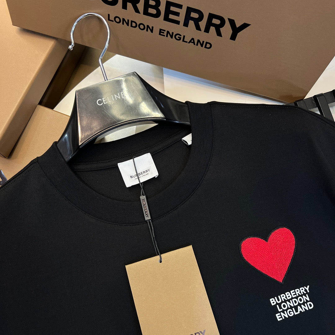 Schwarz-weißes T-Shirt