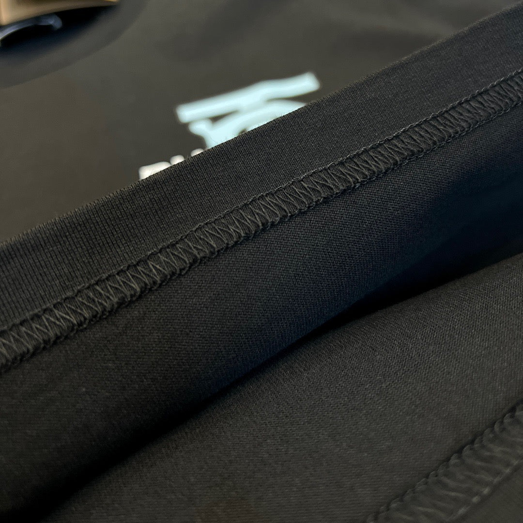 تي شيرت أبيض وأسود