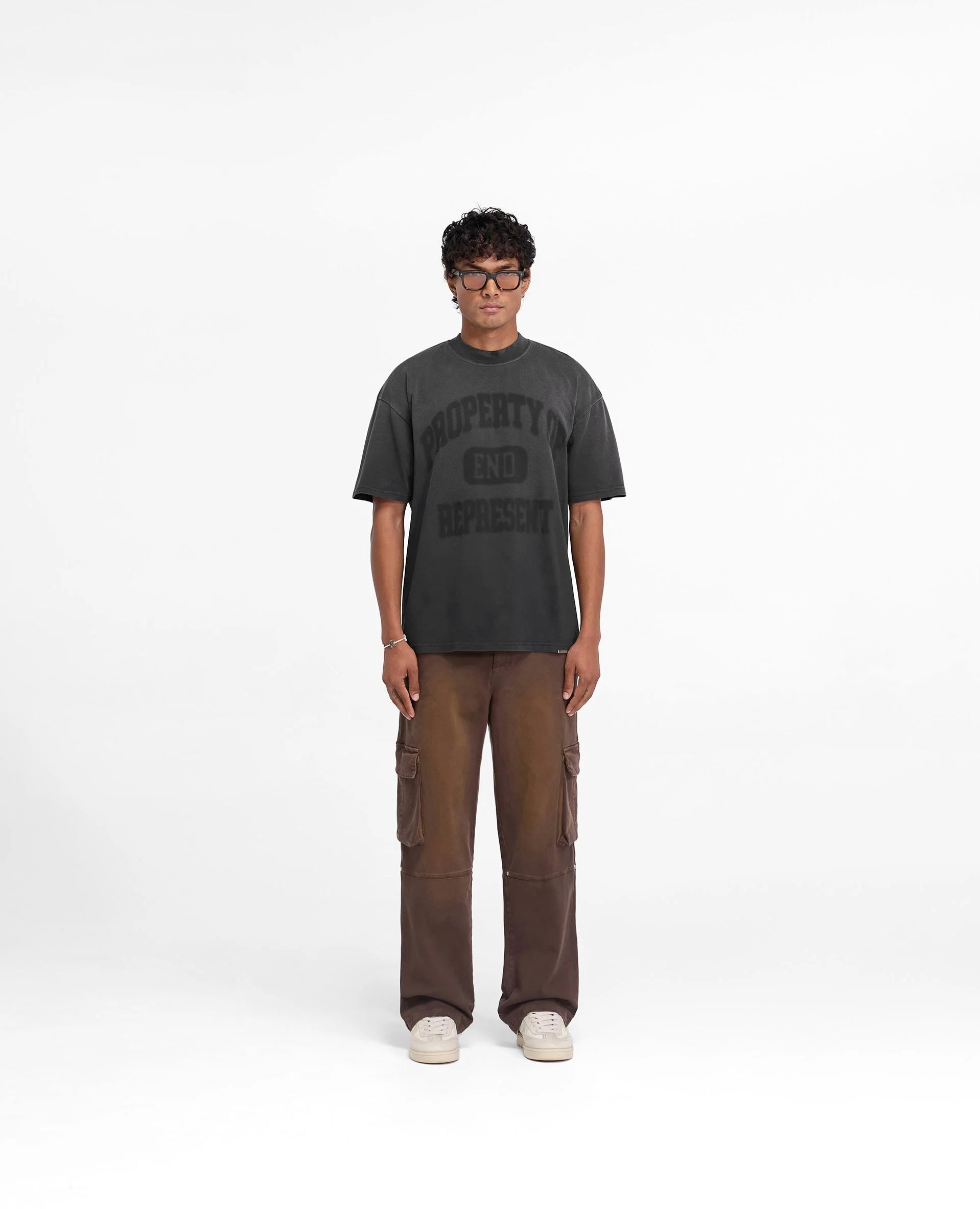 Weißes und altes schwarzes T-Shirt
