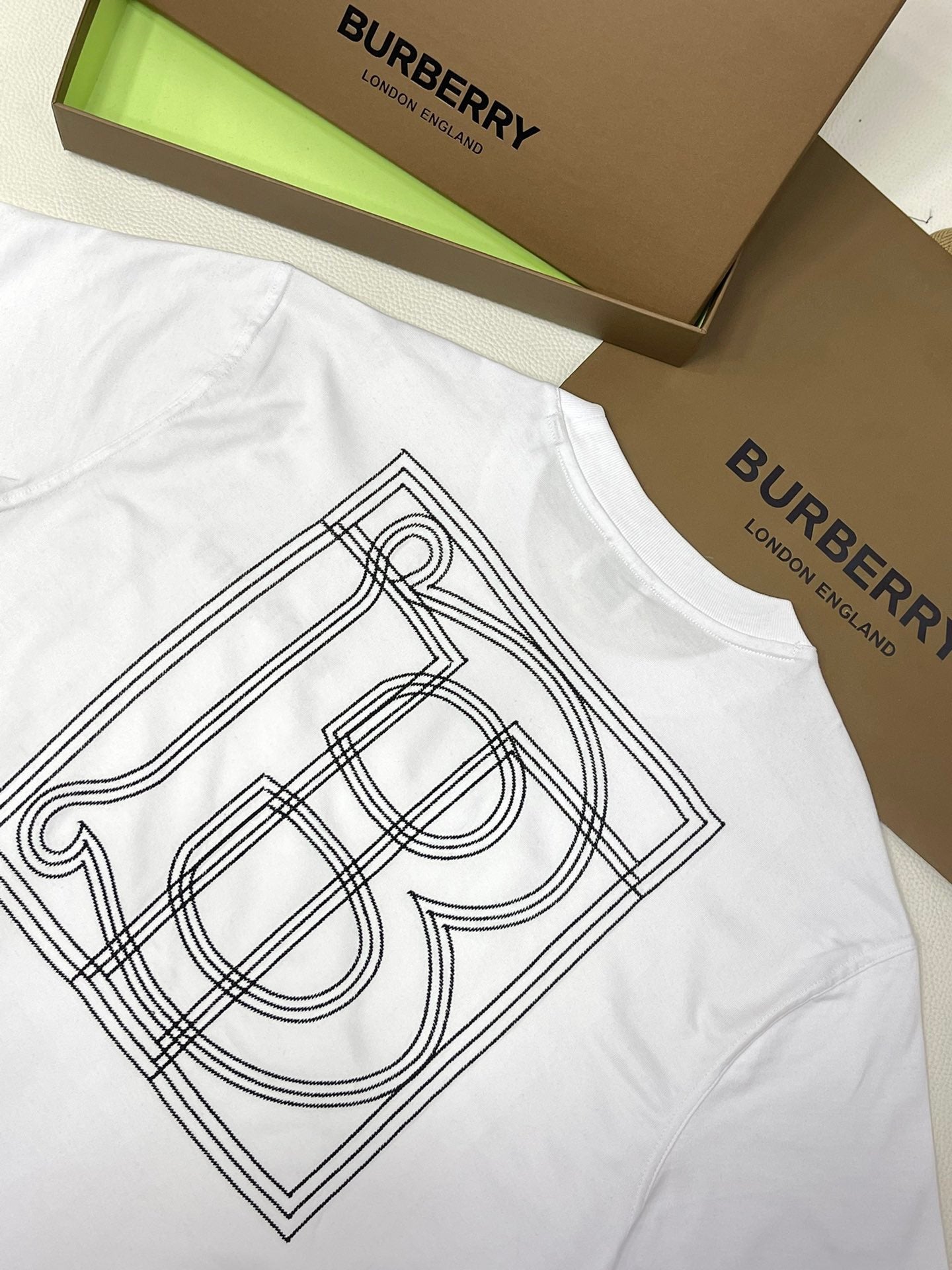 Schwarzes, weißes und blaues T-Shirt