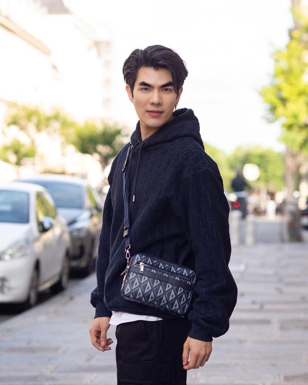 Schwarz-weißer Kapuzenpullover