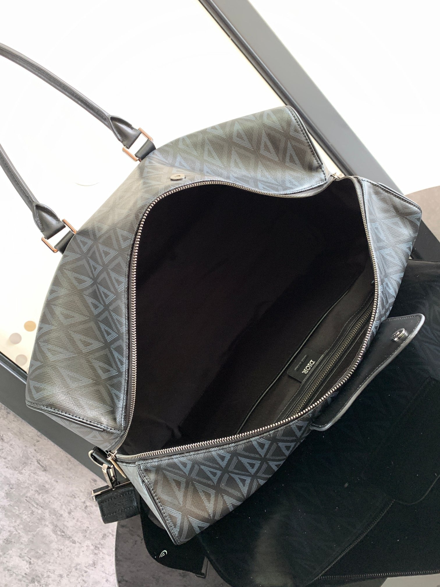 Graue und schwarze Tasche