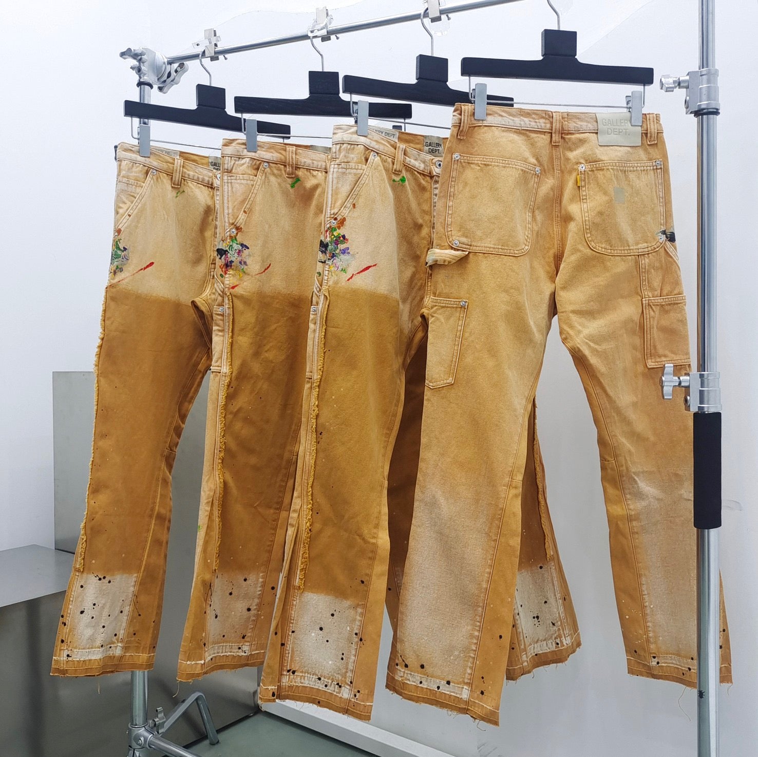 Gelbgraue Hose
