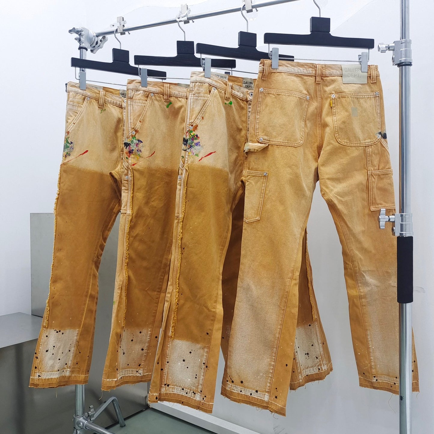 Gelbgraue Hose