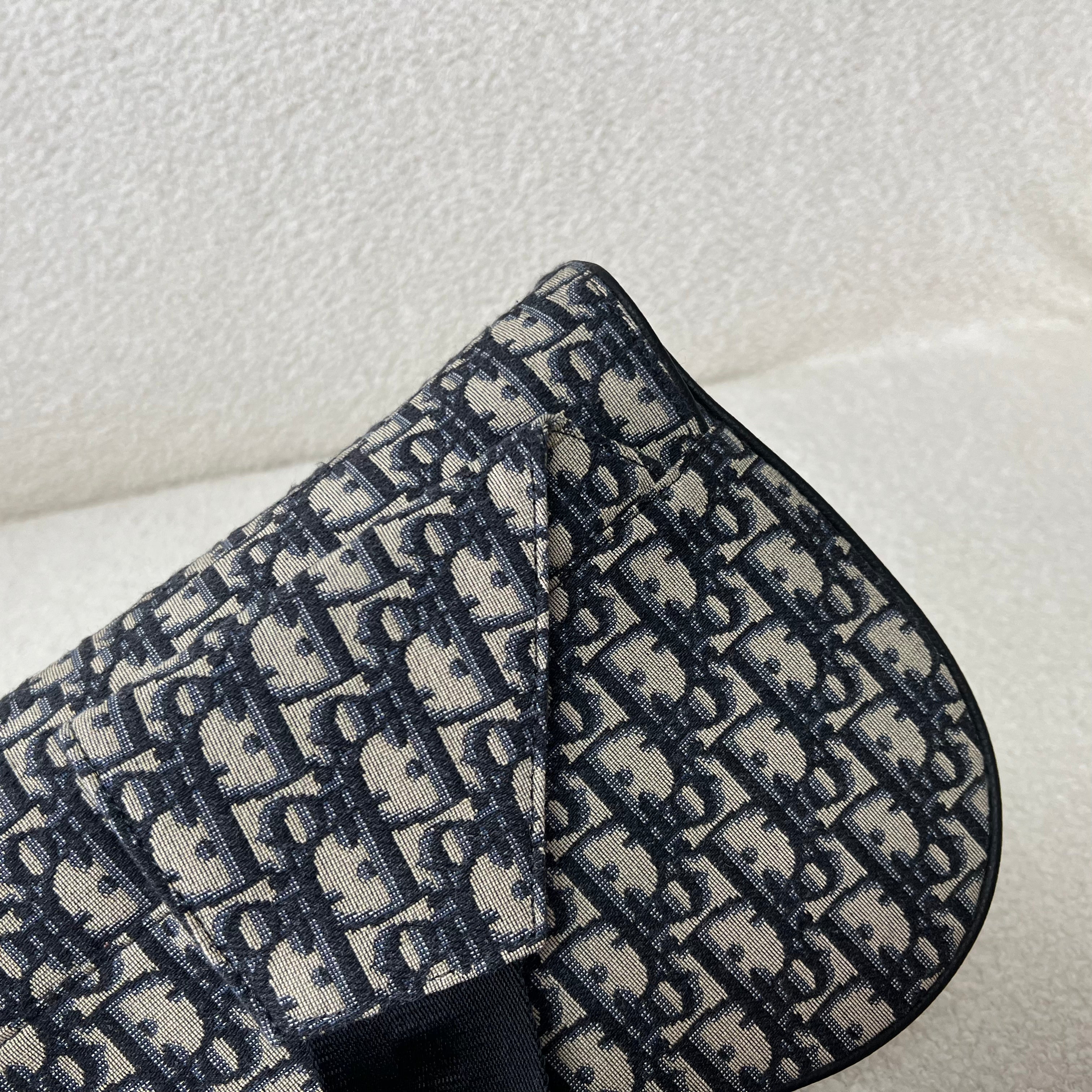 Blaue und schwarzgraue Tasche