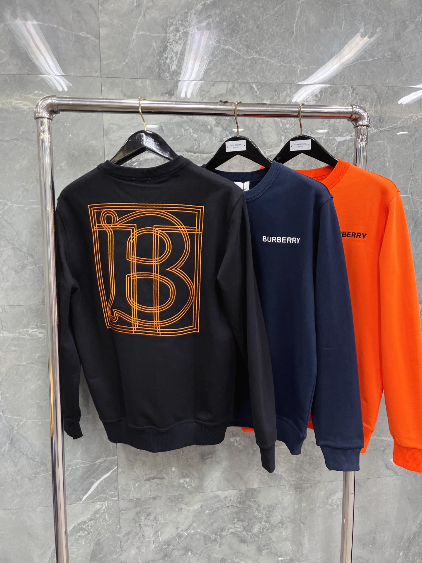 Schwarzes, dunkelblaues und orangefarbenes Trikot