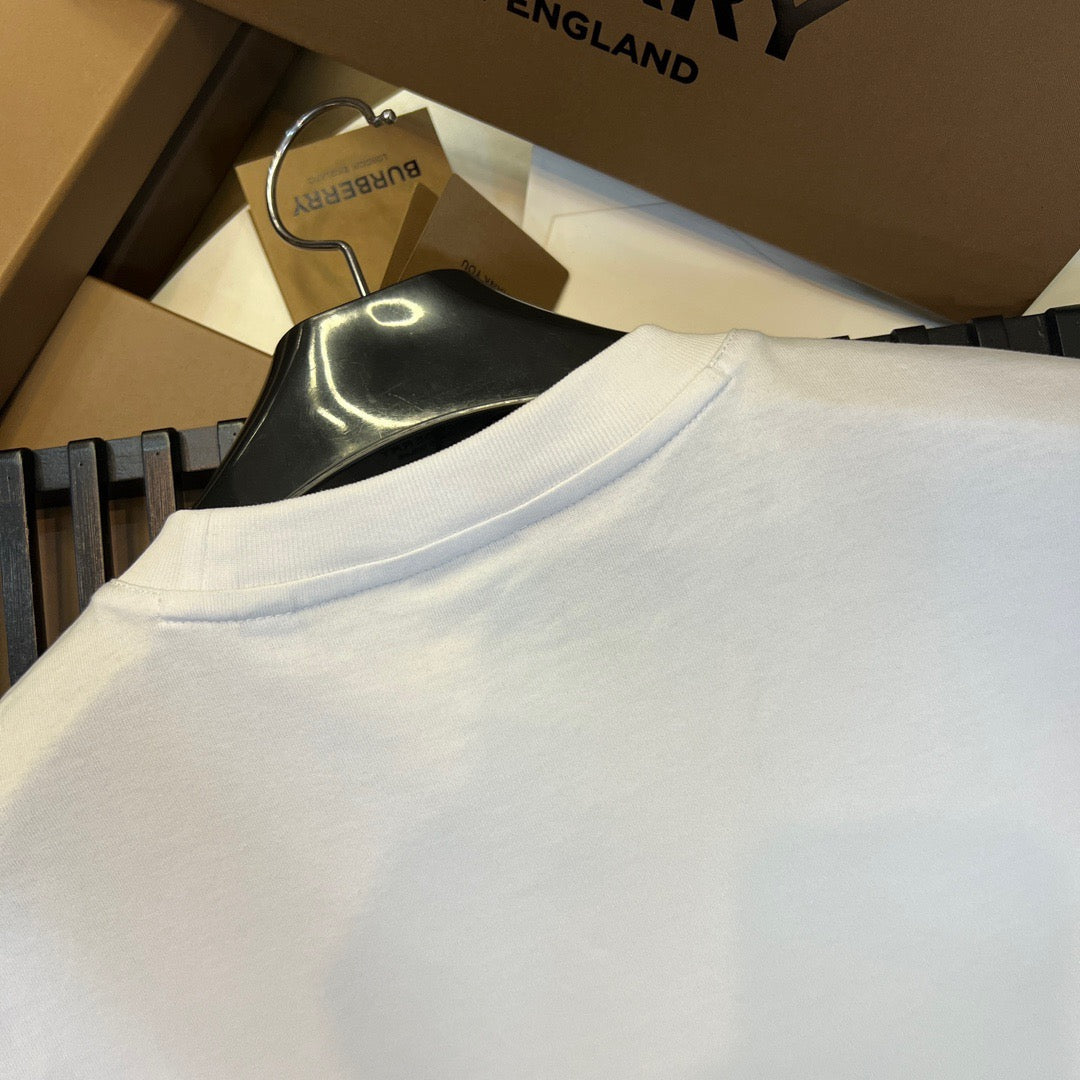 Schwarzes, khakifarbenes und weißes T-Shirt