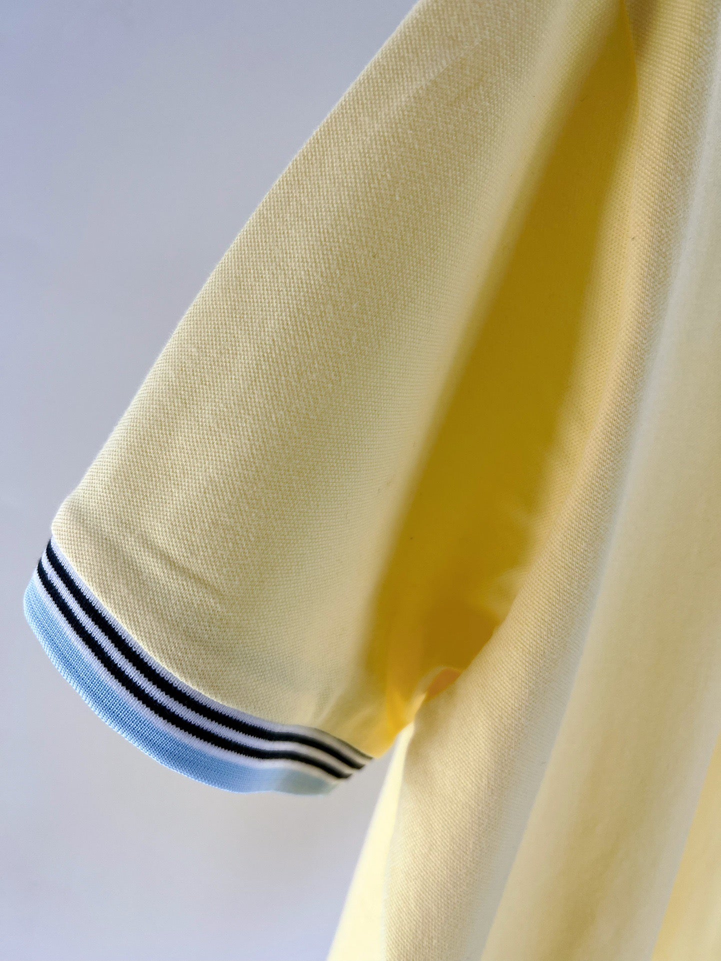 Gelbes und blaues Polo