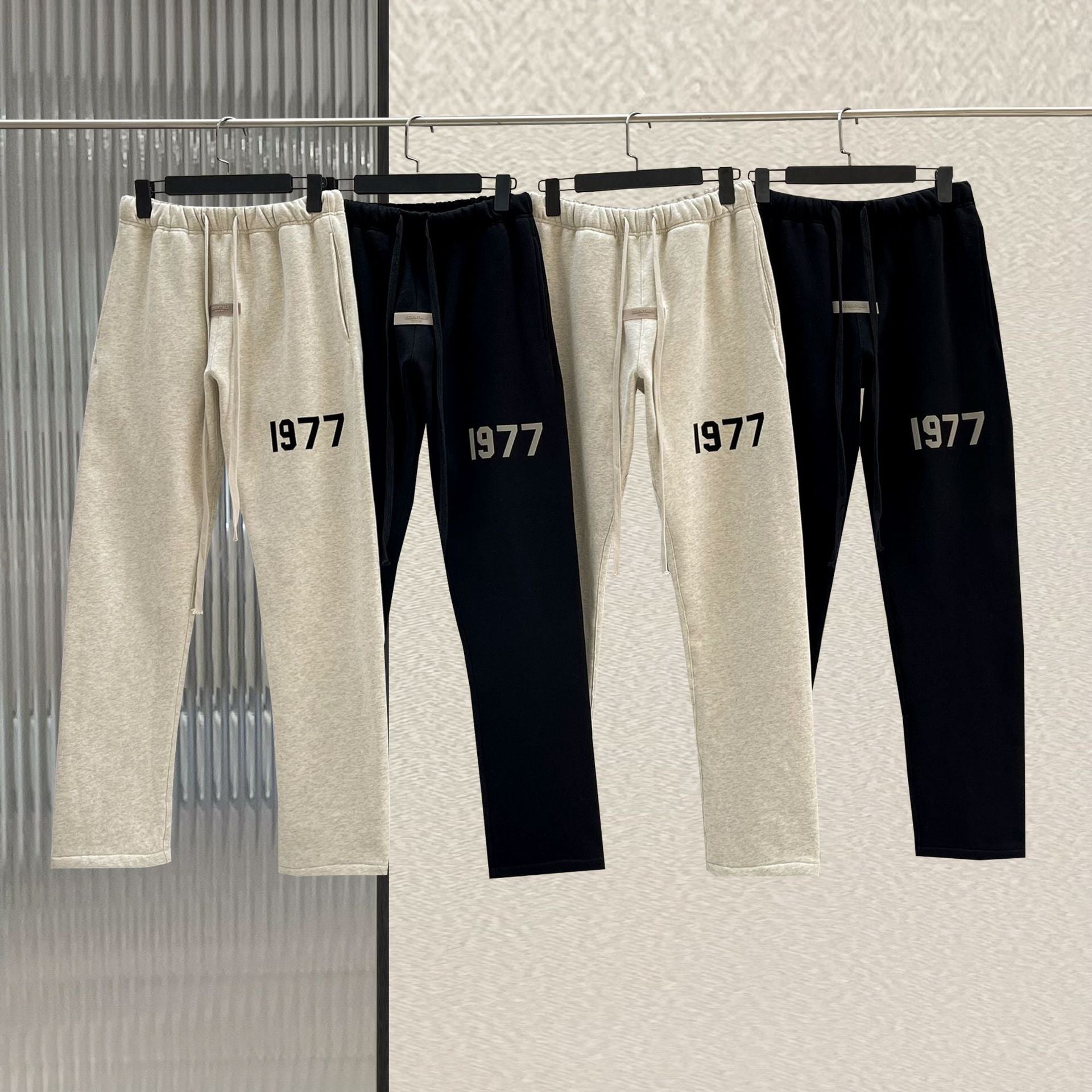 Schwarze und weiße Hose