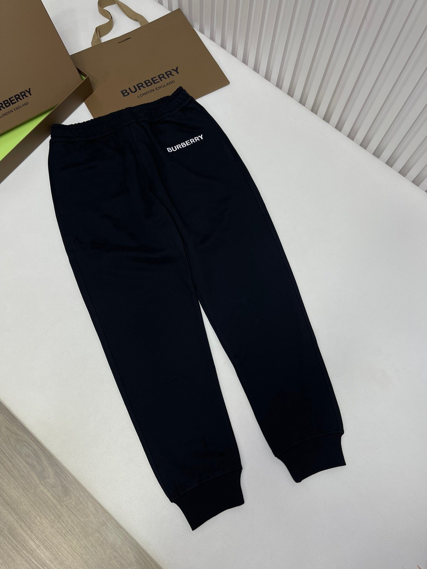 Schwarze Hosen