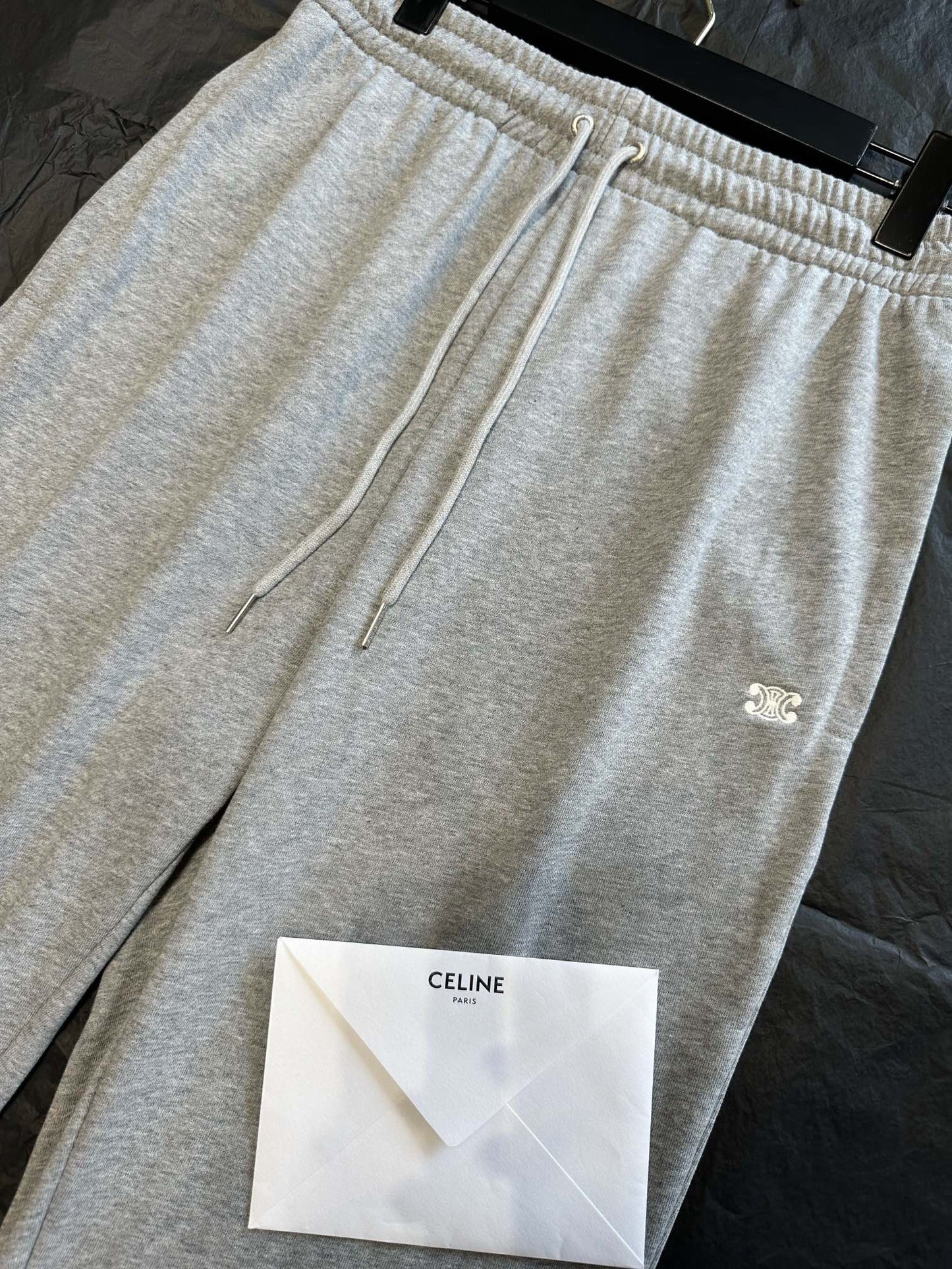 بنطال أسود ورمادي