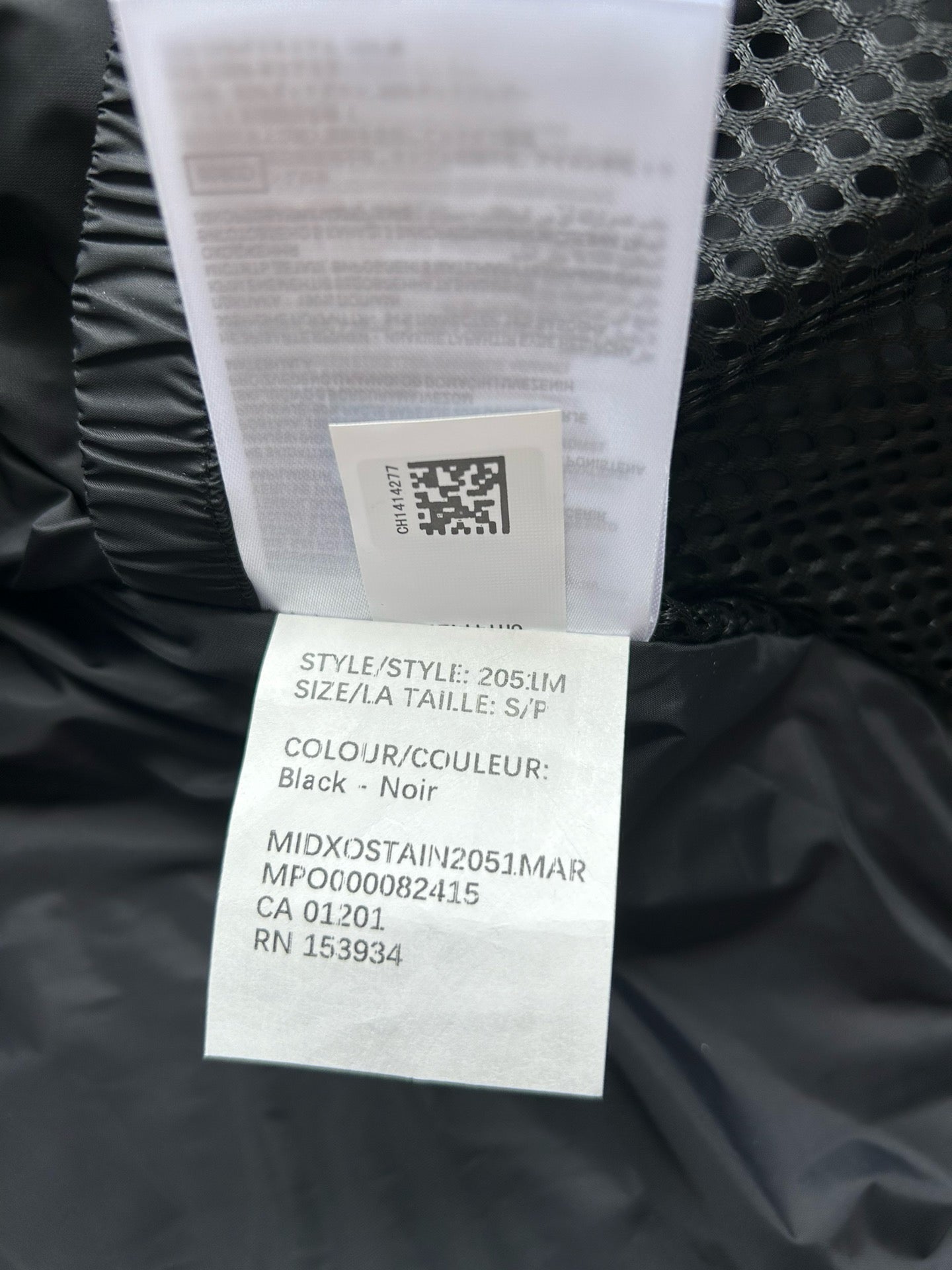 Weiße, graue, rote und schwarze Jacke