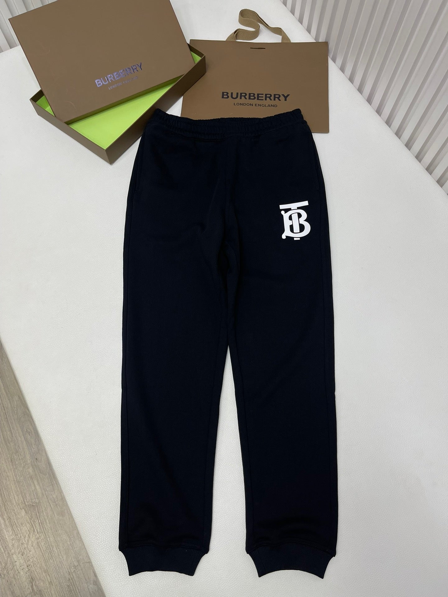 Schwarze Hosen