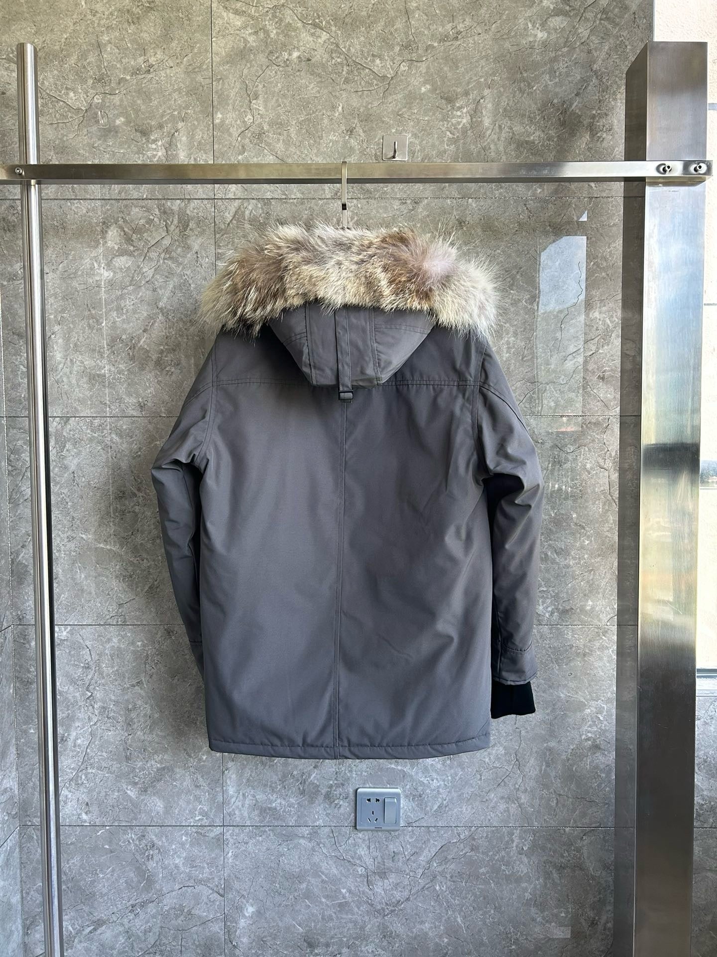 Schwarze und graue Jacke