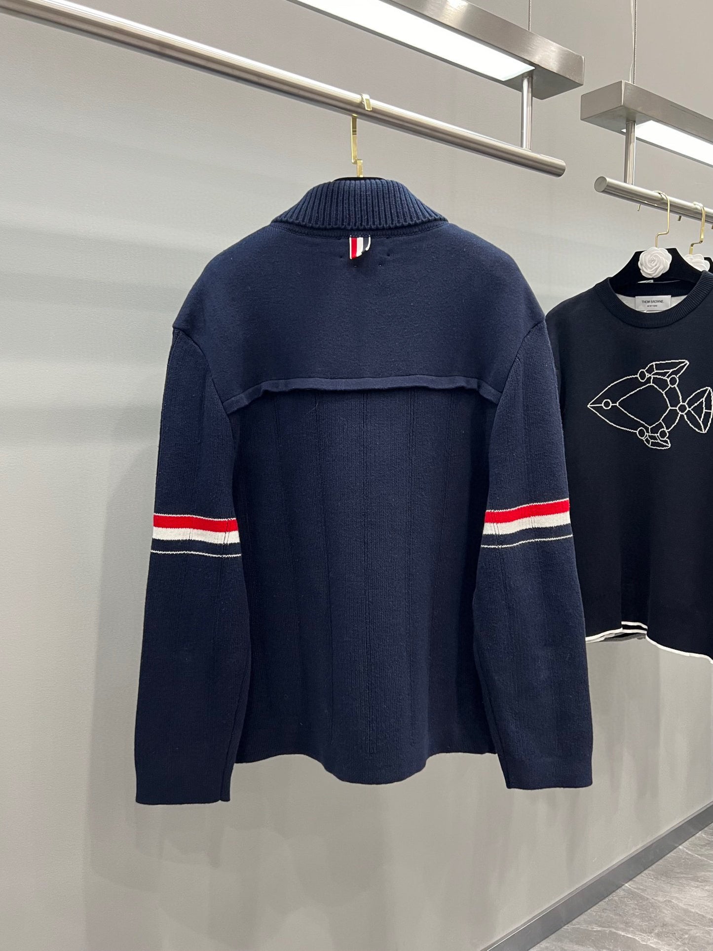 سترة متعددة الألوان