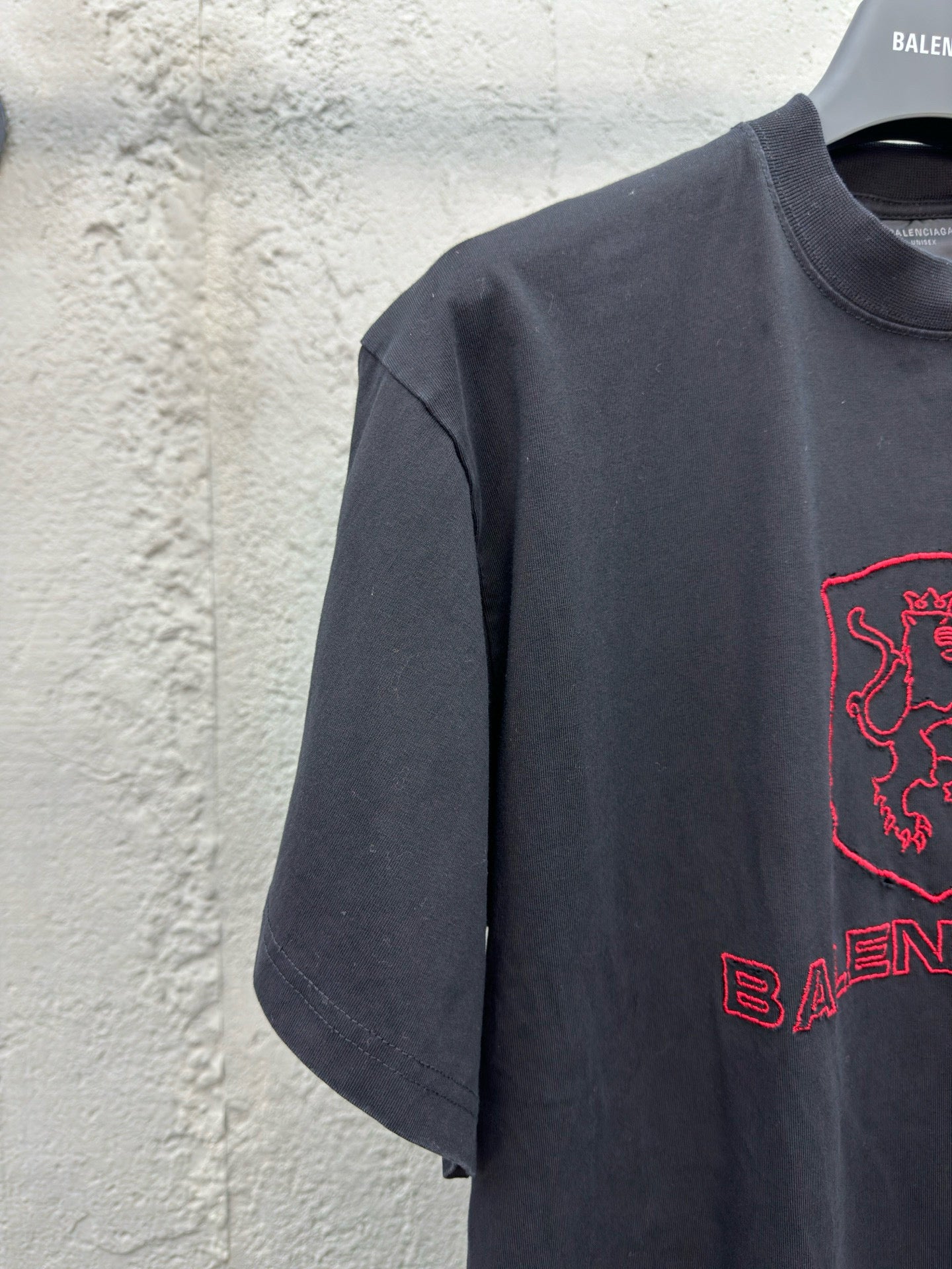 تي شيرت أسود داكن