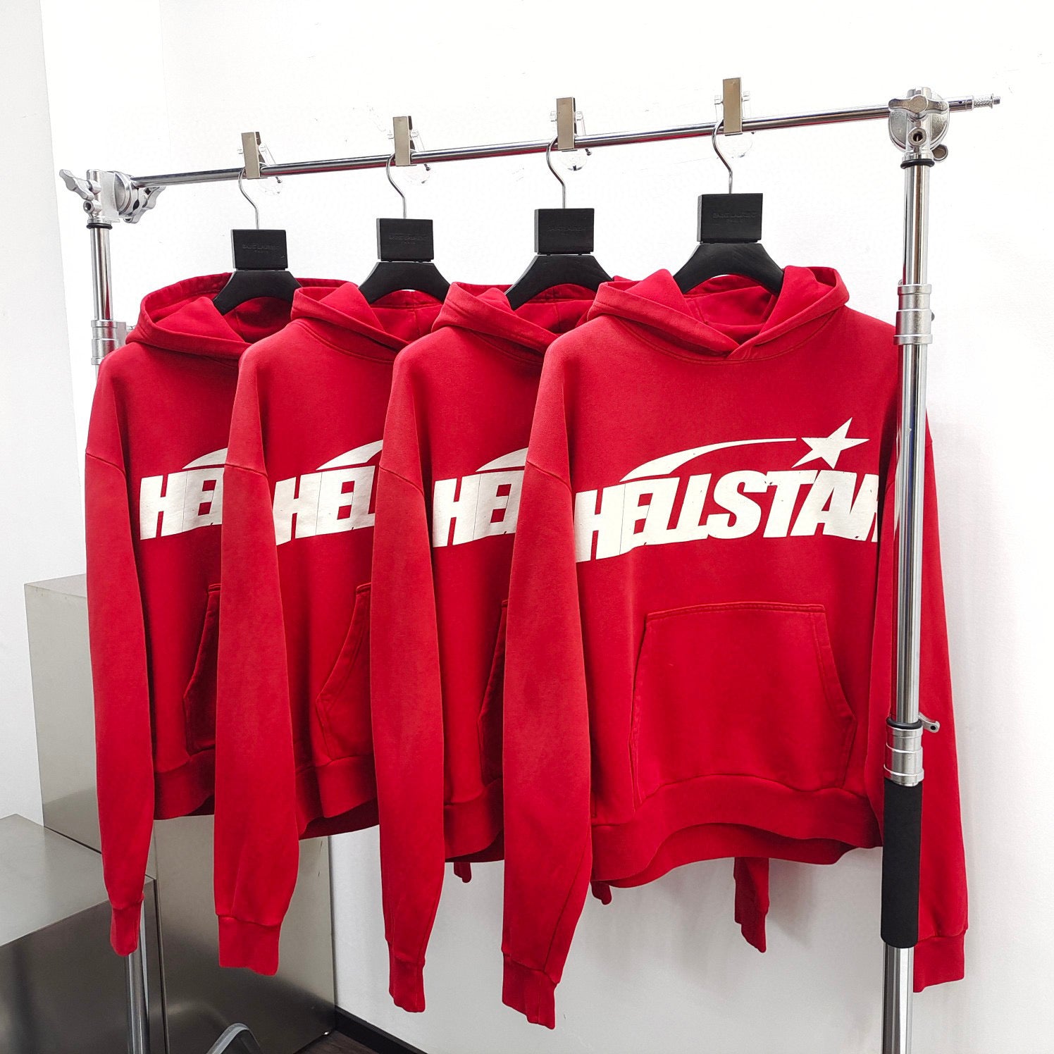 Roter Kapuzenpullover