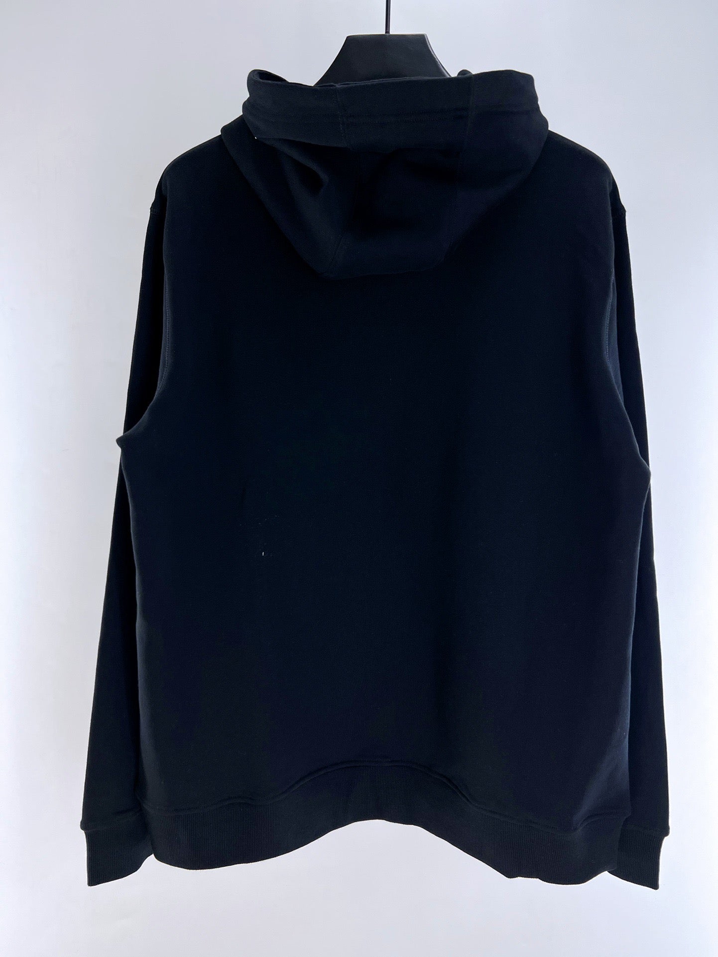 Schwarz-weißer Kapuzenpullover