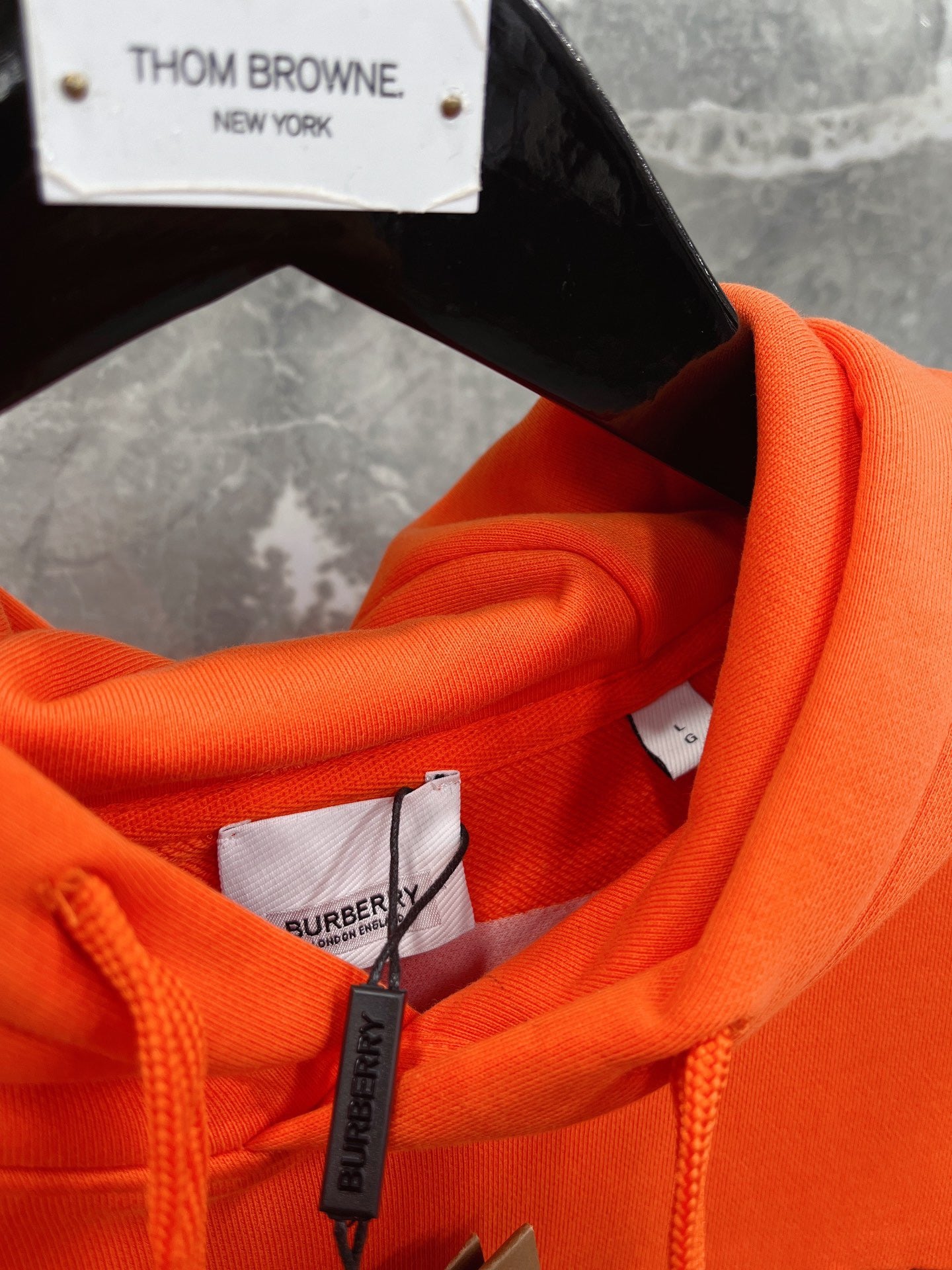 Schwarzer, dunkelblauer und orangefarbener Hoodie