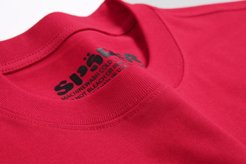 Grünes und rotes T-Shirt