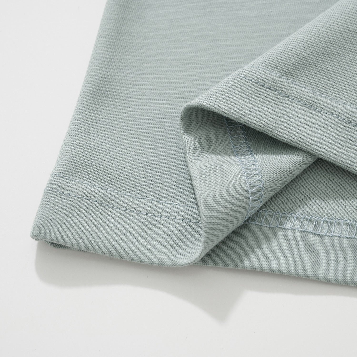 Schwarzes, weißes und blaues T-Shirt