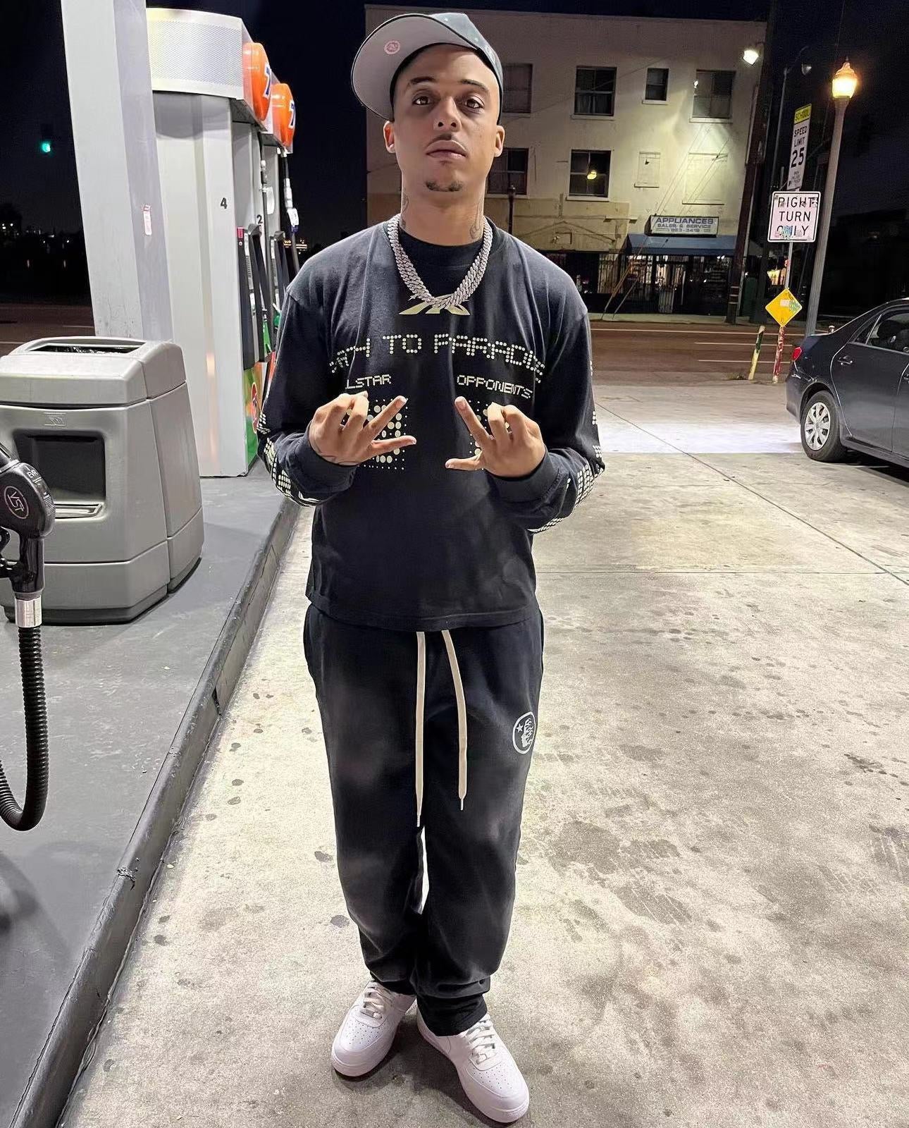 سويت شيرت أسود غامق