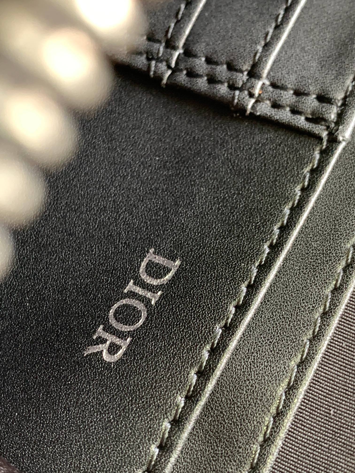 Aprikosen- und schwarze Tasche