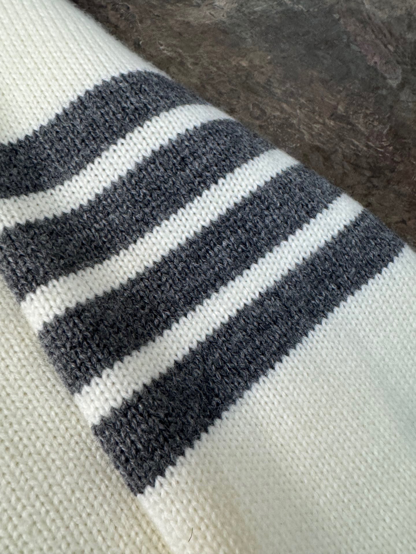 سترة متعددة الألوان