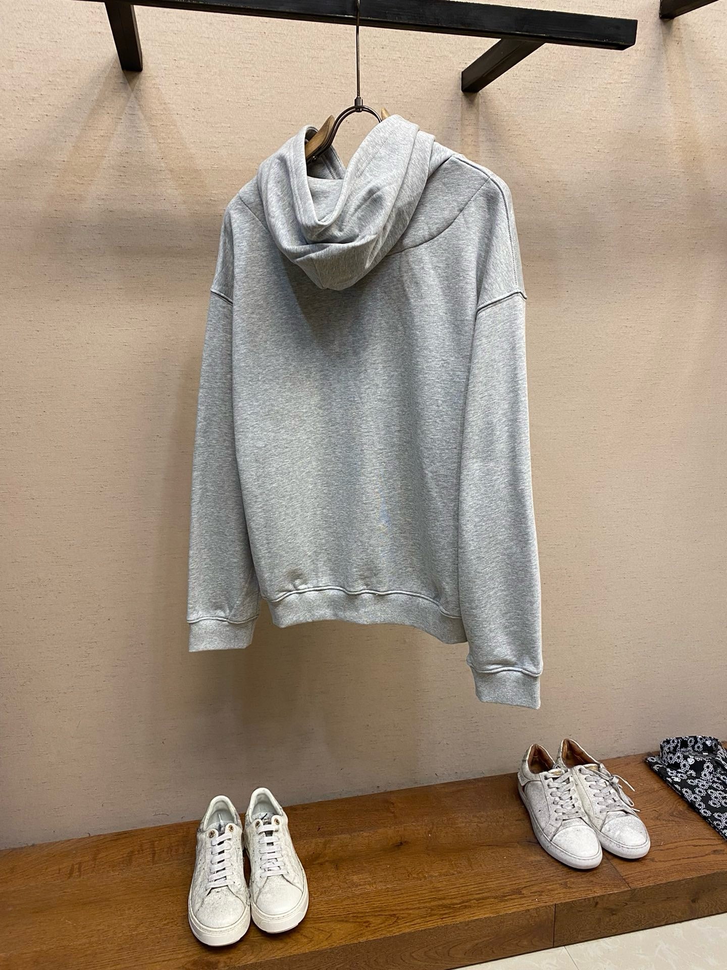 Grauer Hoodie
