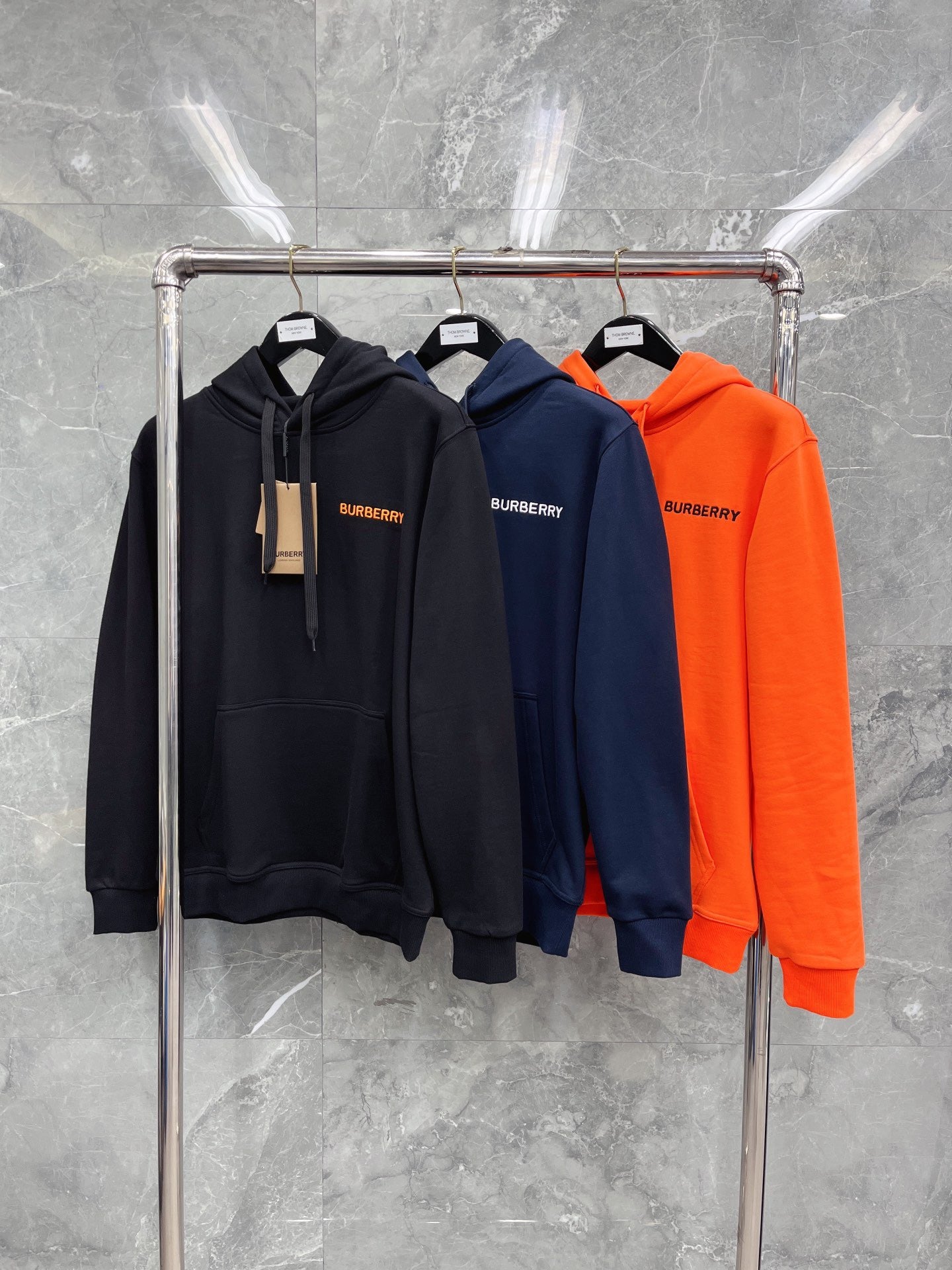 Schwarzer, dunkelblauer und orangefarbener Hoodie