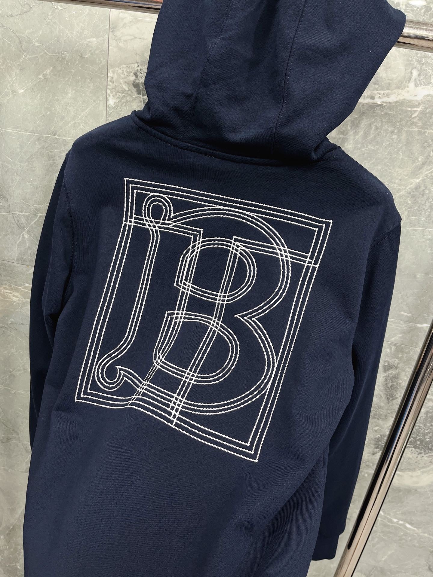 Schwarzer, dunkelblauer und orangefarbener Hoodie