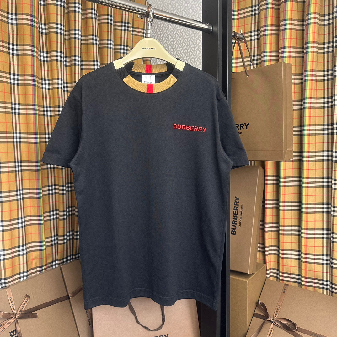 Schwarzes, khakifarbenes und weißes T-Shirt