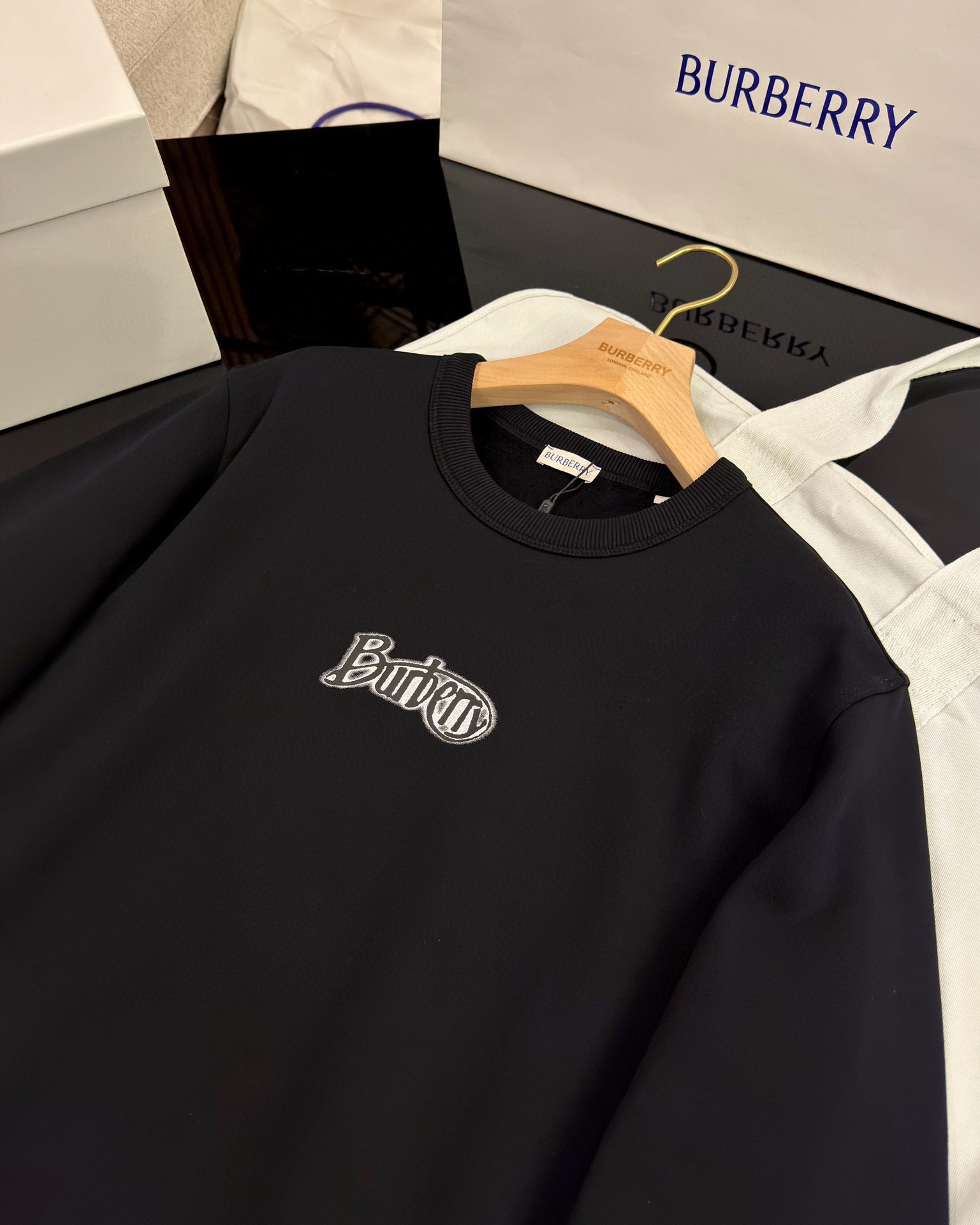 Schwarzes Trikot