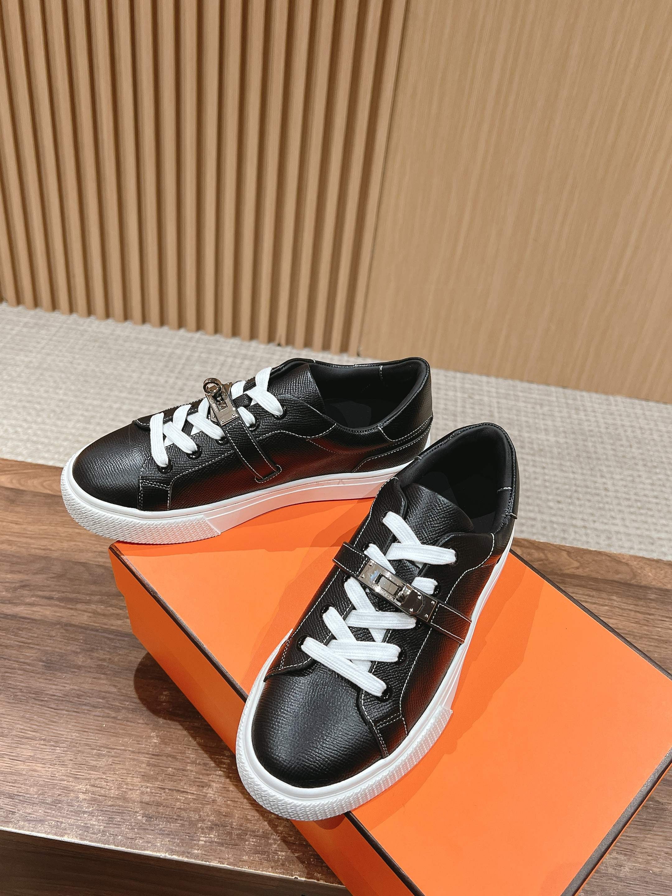 Mehrfarbige Schuhe