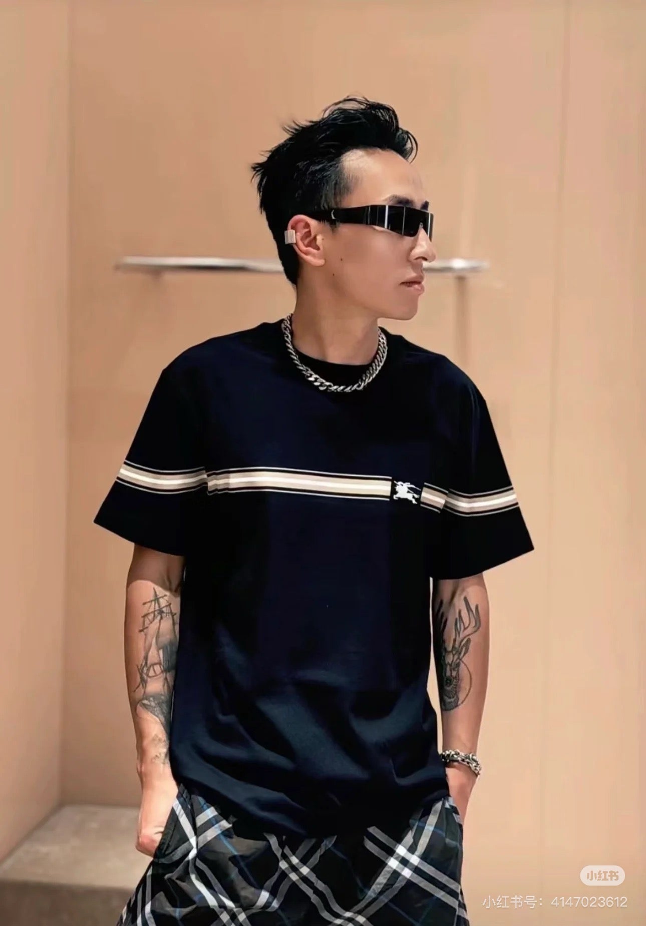 Schwarz-weißes T-Shirt