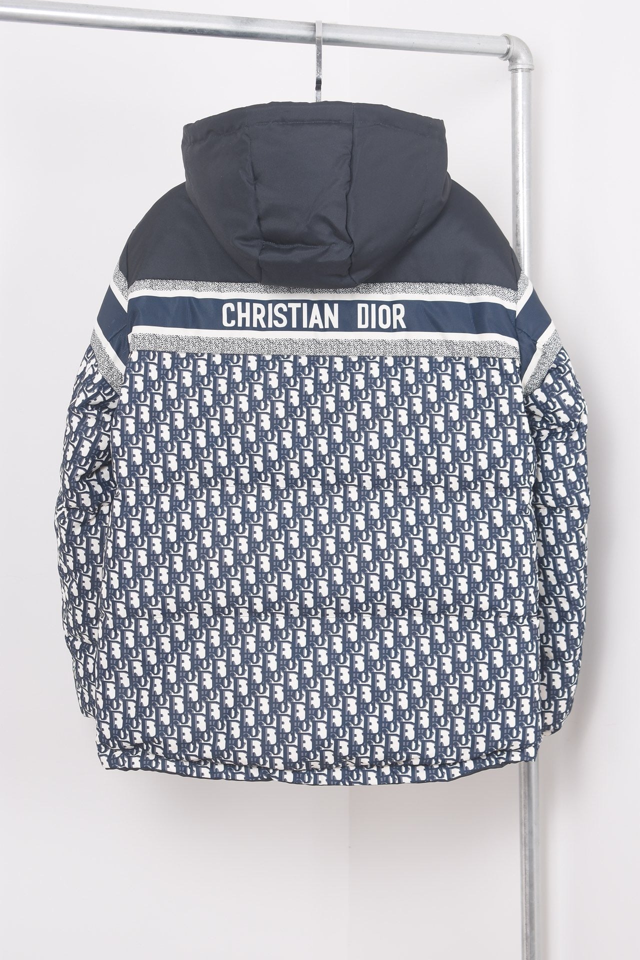 Chaqueta blanca y negra