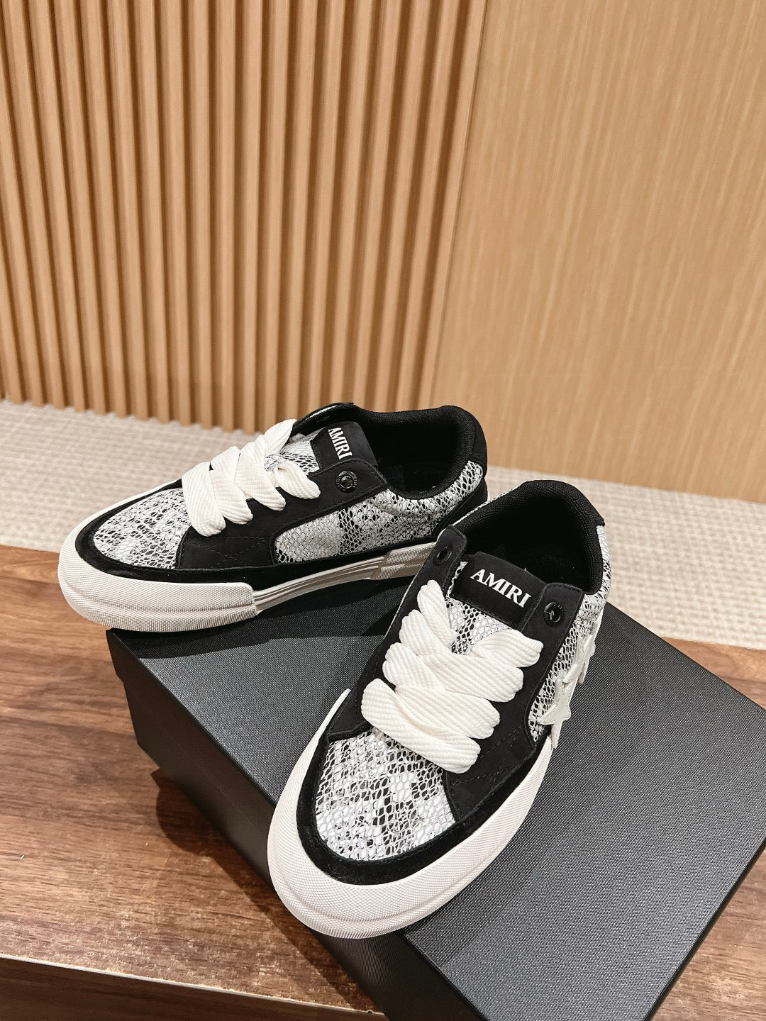 Schwarz-weiße Schuhe