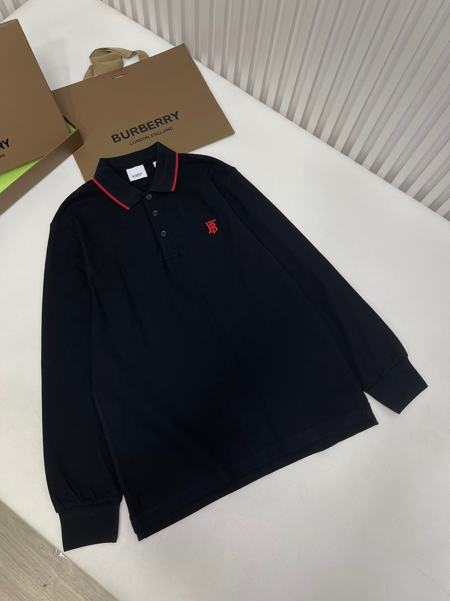 Poloshirt in Schwarz, Weiß, Marineblau und Hellblau