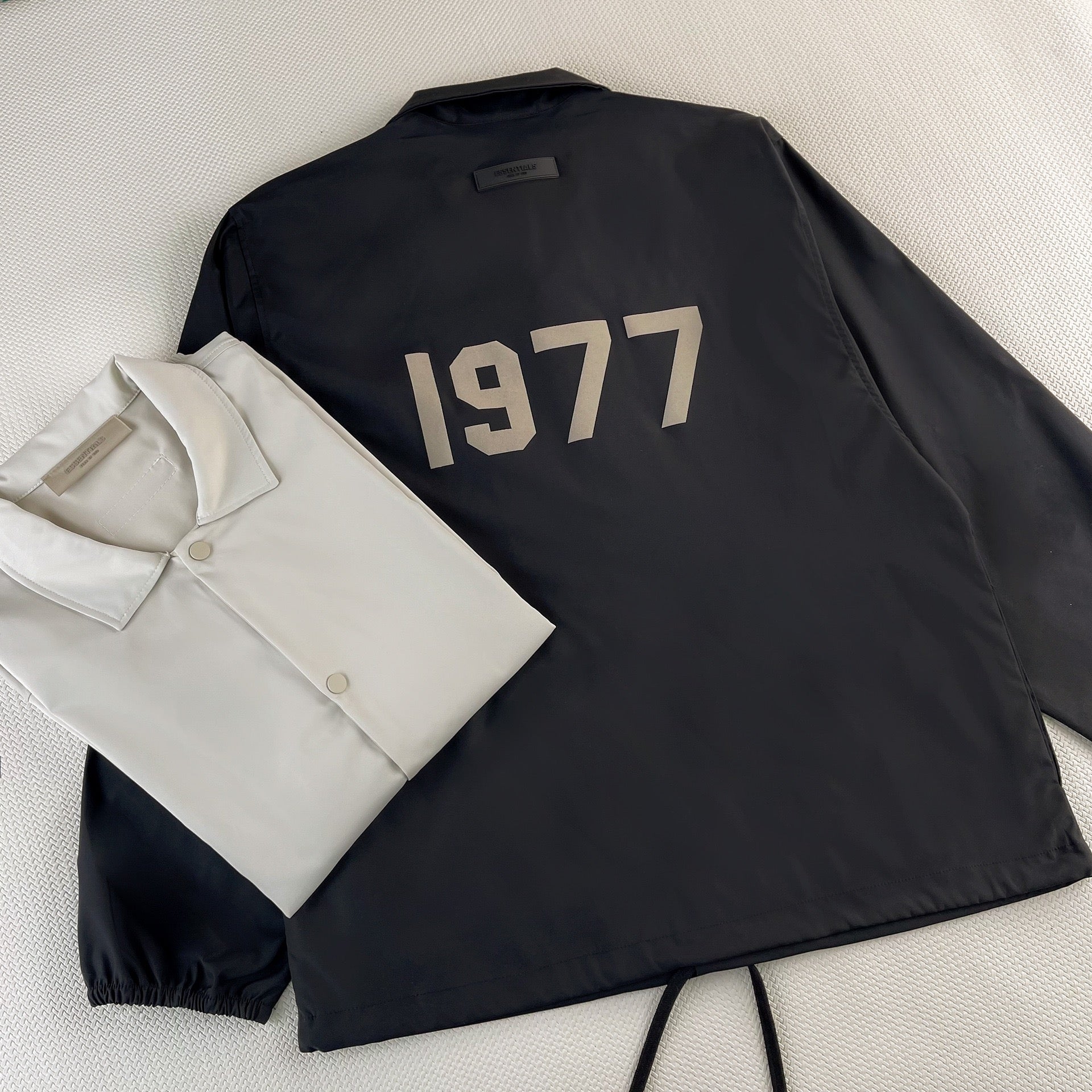 Schwarze und weiße Jacke
