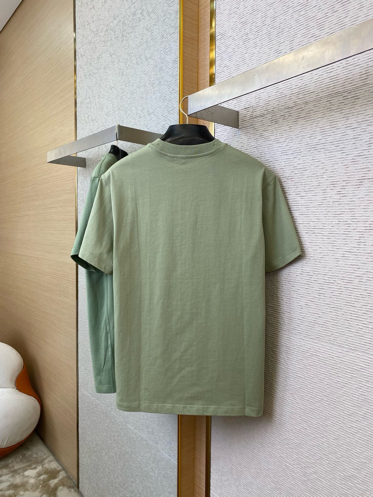 Grün-weißes T-Shirt