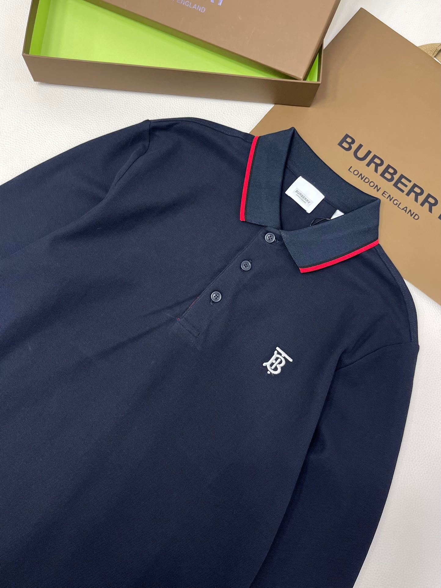 Poloshirt in Schwarz, Weiß, Marineblau und Hellblau